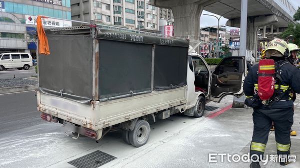 ▲▼小貨車引擎冒煙急停路旁，緊鄰的加油站員工嚇到，拿滅火器幫滅火             。（圖／記者陳以昇翻攝）