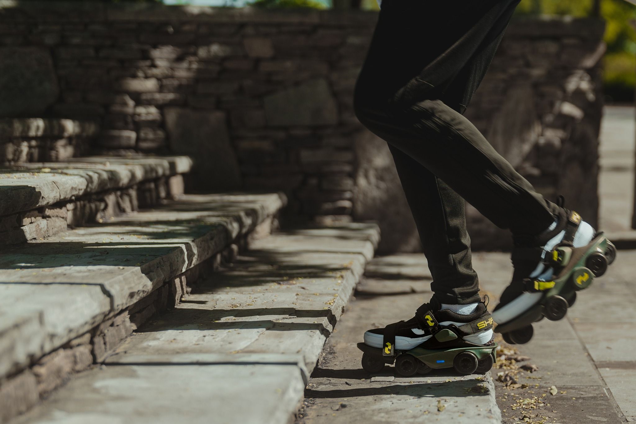▲▼國外團隊推出「月球漫步者」（Moonwalkers）鞋款。（圖／翻攝自臉書／Shift Robotics）