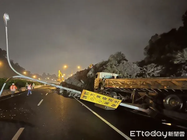 ▲▼快訊／國1汐止「又走山」砂土下滑　砂石車險被埋沒。（圖／記者黃彥傑翻攝）