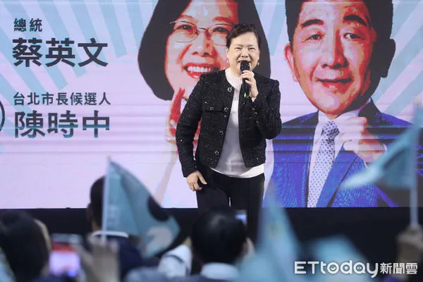 ▲經濟部長王美花出席陳時中廟口開講活動。（圖／記者林敬旻攝）