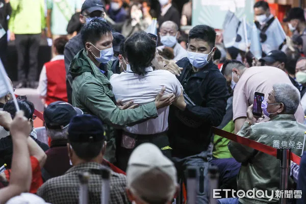 ▲陳時中東湖慈后宮廟口開講，遭到民眾抗議。（圖／記者林敬旻攝）