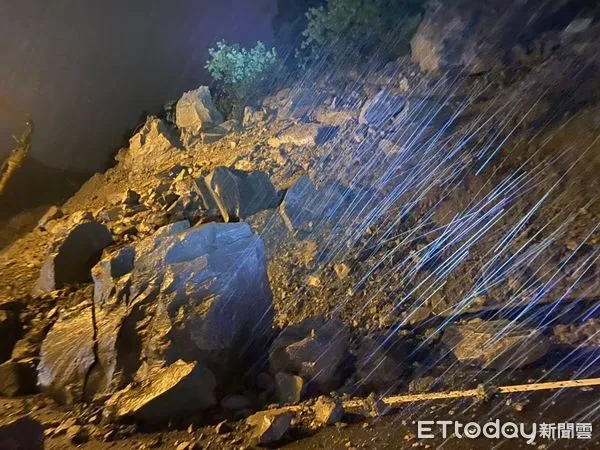 ▲▼快訊／國1交流道兩度走山！高公局封閉「五堵到汐止」。（圖／記者張君豪翻攝）