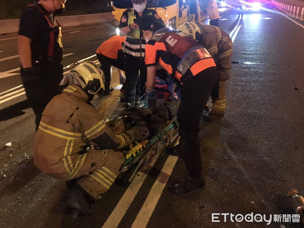 ▲台南市關廟區關廟交流道道路2日晚上發生客貨車不知何故，追撞1部聯結車，造成客貨車車頭全毀，消防人車搶救駕駛人脫困，以救護車送醫急救。（圖／民眾提供，下同）