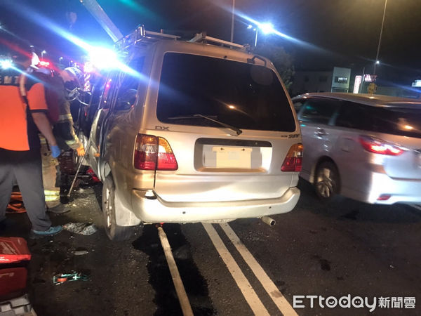 ▲台南市關廟區關廟交流道道路2日晚上發生客貨車不知何故，追撞1部聯結車，造成客貨車車頭全毀，消防人車搶救駕駛人脫困，以救護車送醫急救。（圖／民眾提供，下同）