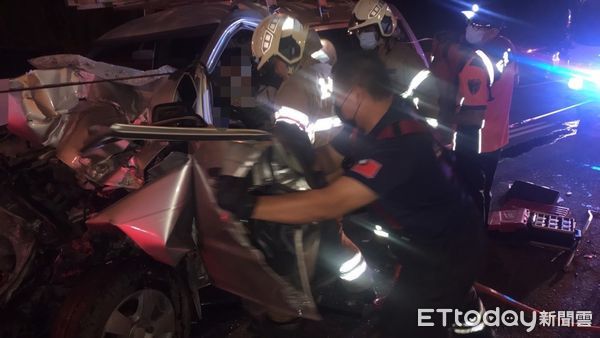 ▲台南市關廟區關廟交流道道路2日晚上發生客貨車不知何故，追撞1部聯結車，造成客貨車車頭全毀，消防人車搶救駕駛人脫困，以救護車送醫急救。（圖／民眾提供，下同）