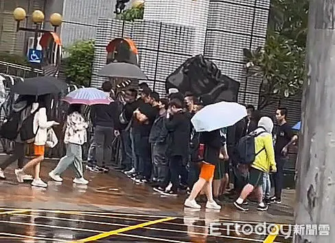 ▲北市南港育成中學2日下午出現大批黑衣人包圍校門口事件，警方允諾將通知行為人依法開罰。（圖／記者張君豪翻攝）