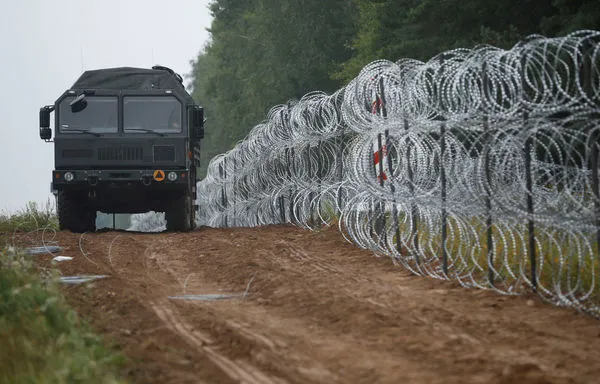 ▲▼波蘭在與白俄羅斯以及俄羅斯飛地加里寧格勒（Kaliningrad）邊境築起流刺網圍籬。（圖／路透）