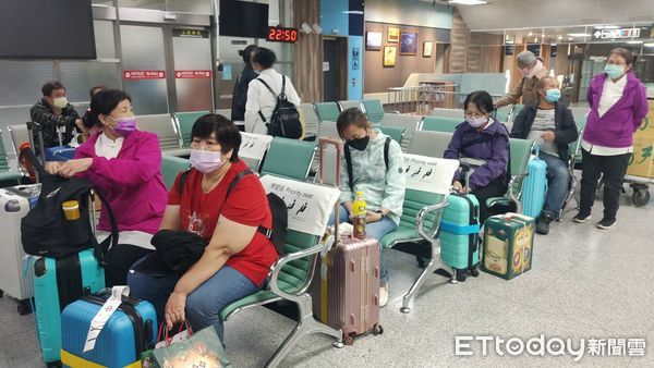 ▲▼立榮航空班機故障停飛，70旅客怒被丟包機場。（圖／記者林名揚攝）