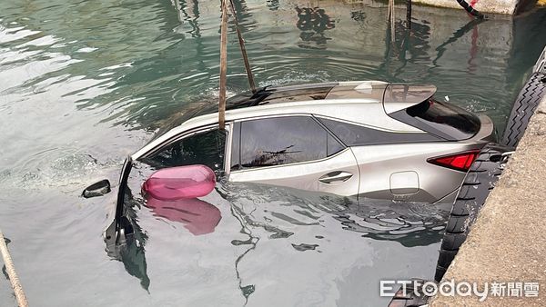 ▲▼        八斗子漁港休旅車落海，駕駛送醫不治     。（圖／記者郭世賢翻攝）