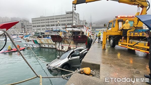 ▲▼        八斗子漁港休旅車落海，駕駛送醫不治     。（圖／記者郭世賢翻攝）