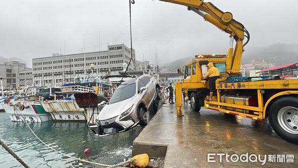 ▲▼        八斗子漁港休旅車落海，駕駛送醫不治     。（圖／記者郭世賢翻攝）