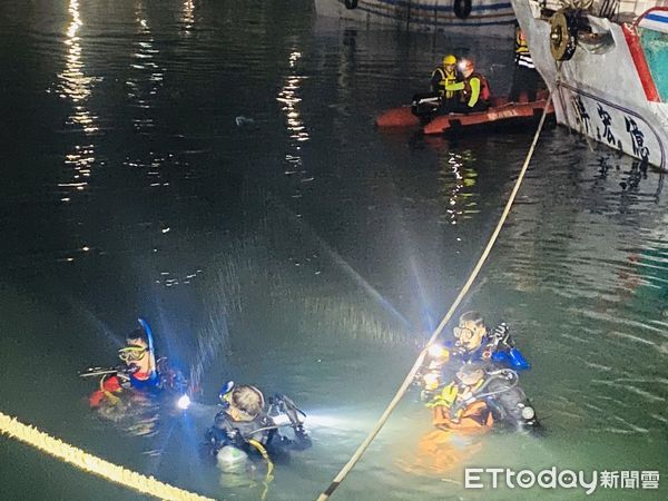 ▲▼        八斗子漁港休旅車落海，駕駛送醫不治     。（圖／記者郭世賢翻攝）