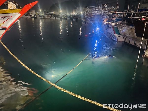 ▲▼        八斗子漁港休旅車落海，駕駛送醫不治     。（圖／記者郭世賢翻攝）