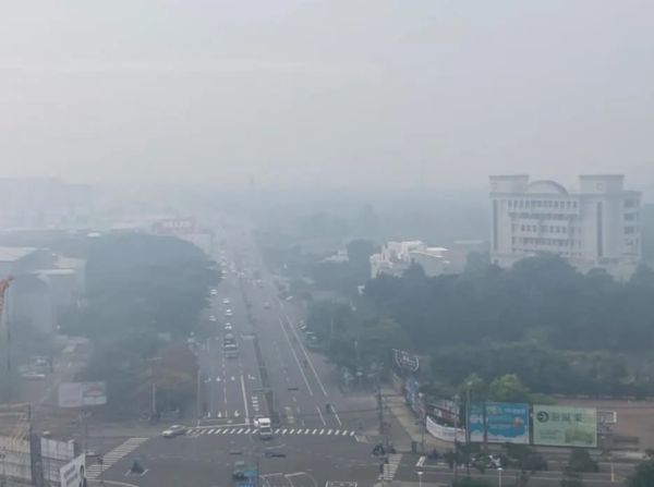 [新聞] 高雄岡山「怪霧籠罩」照片驚呆　當地人狂