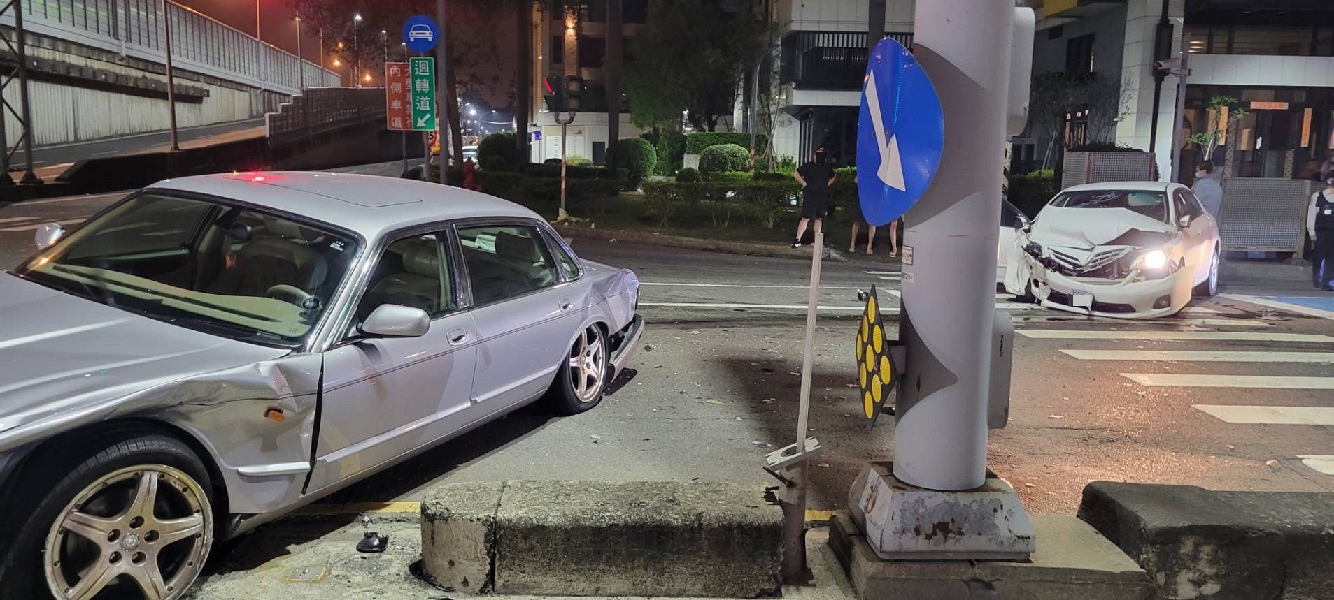 ▲▼18歲女開積架車違規左轉…原地打轉一圈　釀3傷送醫治療。（圖／讀者提供）