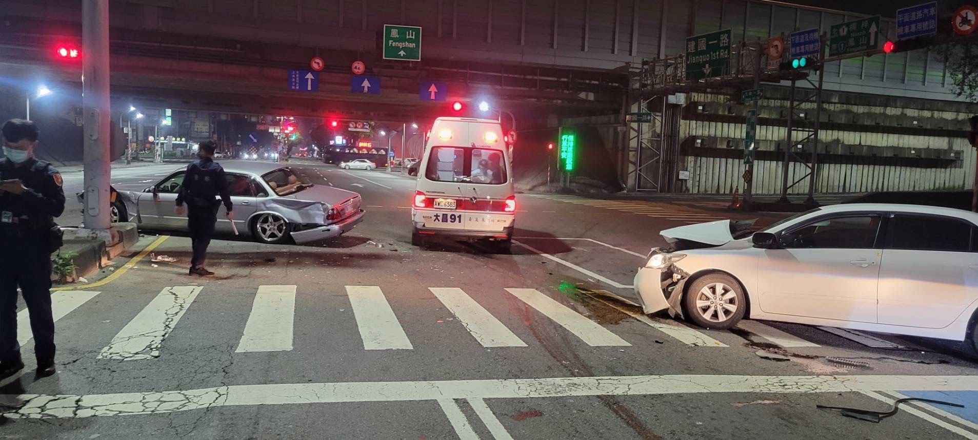 ▲▼18歲女開積架車違規左轉…原地打轉一圈　釀3傷送醫治療。（圖／讀者提供）