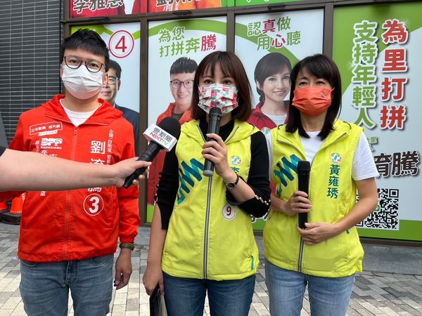 ▲▼綠營女將李雅慧、高雄市議員候選人黃雍秀封柯志恩「漲價女王」，不只漲學費！當年還漲宿舍費24%。（圖／記者賴文萱翻攝）