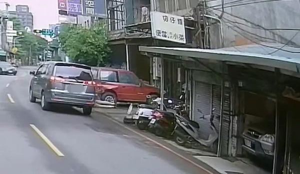 宿醉工人撞飛OL下車「硬拉拖走」　96秒驚人影片曝光（圖／翻攝自Facebook／爆料公社）