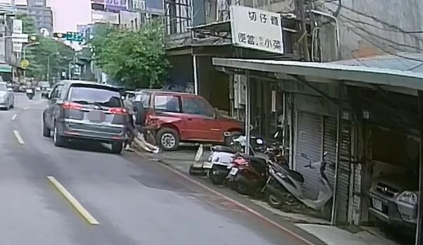 宿醉工人撞飛OL下車「硬拉拖走」　96秒驚人影片曝光（圖／翻攝自Facebook／爆料公社）