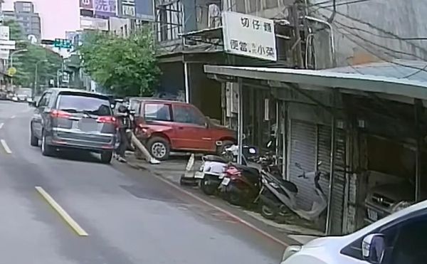 宿醉工人撞飛OL下車「硬拉拖走」　96秒驚人影片曝光（圖／翻攝自Facebook／爆料公社）