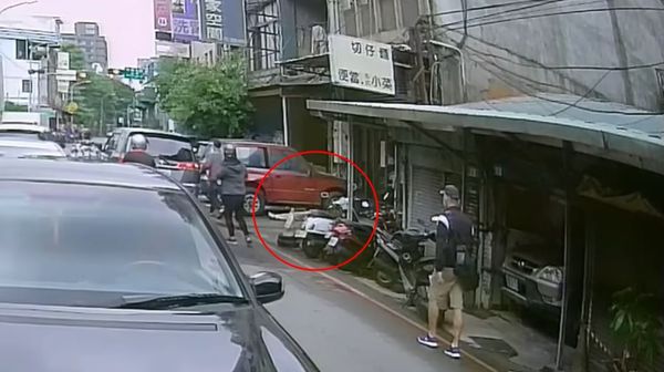 宿醉工人撞飛OL下車「硬拉拖走」　96秒驚人影片曝光（圖／翻攝自Facebook／爆料公社）