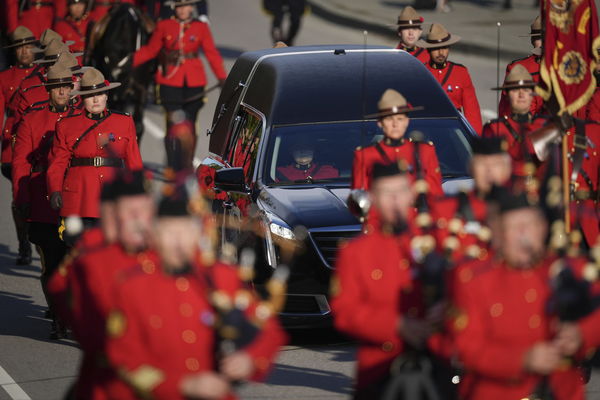 ▲▼  因公殉職加拿大台裔女警楊子信的葬禮於2日舉行，加拿大和美國等警察代表及政界、社區人士共逾2000人參加。（圖／達志影像／美聯社）