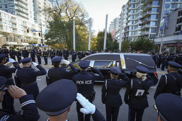 ▲▼ 因公殉職加拿大台裔女警楊子信的葬禮於2日舉行，加拿大和美國等警察代表及政界、社區人士共逾2000人參加。（圖／達志影像／美聯社）