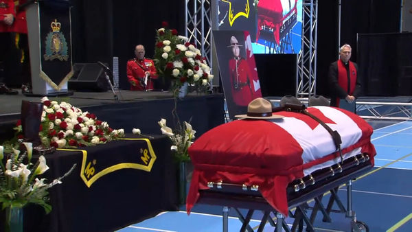 ▲▼加拿大台裔女警楊子信葬禮。（圖／翻攝自YouTube／rcmptv）