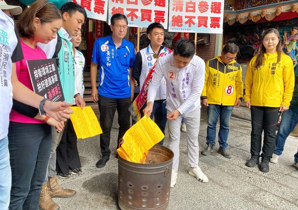 ▲宜蘭市議員候選人魯秀傑曾赴廟上香發誓絕不賄選，如今擁槍毒遭檢警拘提格外諷刺。（圖／翻攝魯秀傑臉書粉專）