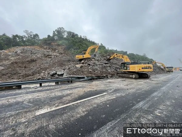 ▲▼國1汐止邊坡坍塌，交長王國材視察，拍板11/4上午6時搶通內車道，11/13全線通車。（圖／交通部）