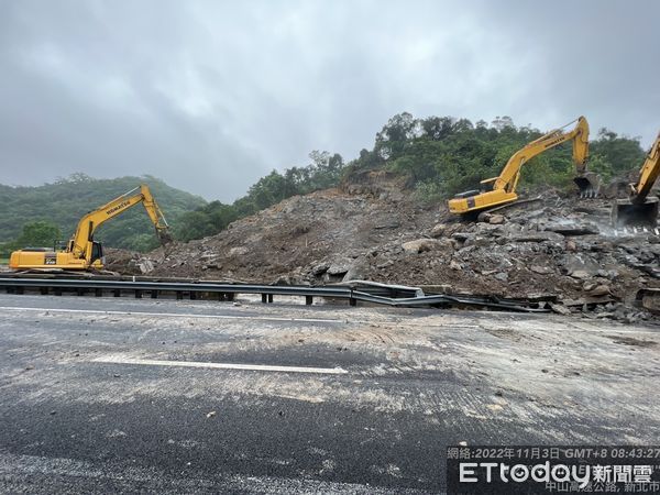 ▲▼國1汐止邊坡坍塌，交長王國材視察，拍板11/4上午6時搶通內車道，11/13全線通車。（圖／交通部）