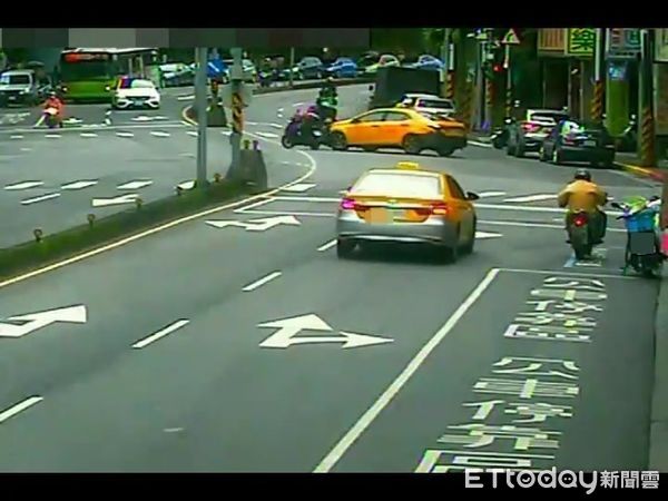 ▲2日上午台北市興隆路3段發生一起計程車司機路口大迴轉擊落機車騎士的車禍意外。（圖／記者張君豪翻攝）