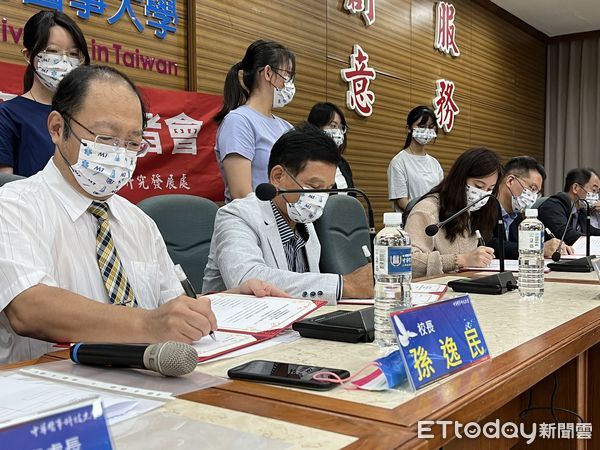 ▲中華醫事科技大學致力產業學院國家重點產業發展需求人才培育，由孫逸民校長代表與尚發窯業董事長陳洋裕等人，簽署人才培力產學合作備忘錄。（圖／記者林悅翻攝，下同）