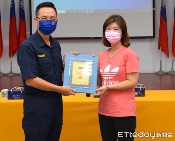 ▲▼大甲派出所、廟口郵局志工蔡淑娟（右）堪稱是最強阻詐終結者，因為她光是10月份就阻詐4次，成功守住246萬元。（圖／大甲警方提供，下同）