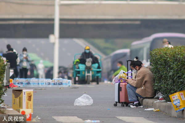 ▲鄭州富士康航空港區受新冠疫情影響，部分員工選擇返鄉。（圖／CFP）