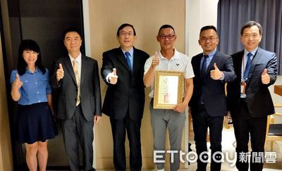 世界球后戴資穎拍反賄選影片 檢察總長邢泰釗親赴高雄戴家感謝