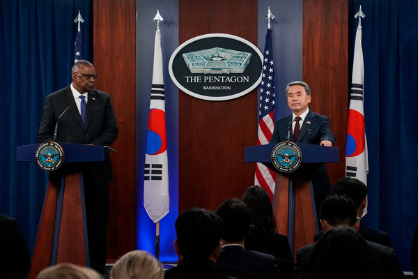▲▼美國國防部長奧斯汀（Lloyd Austin）（左）與南韓國防部長李鐘燮（右）在華府舉行安全協商會議。（圖／路透社）