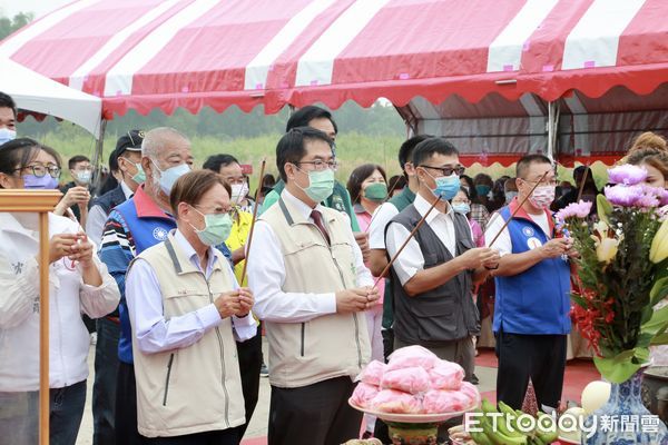 ▲台南市長黃偉哲主持青葉橋改建工程開工動土典禮，水利署第五河川局長莊曜成及關心地方建設發展的在地民代、里長、鄉親等都到場共襄盛舉。（圖／記者林悅翻攝，下同）