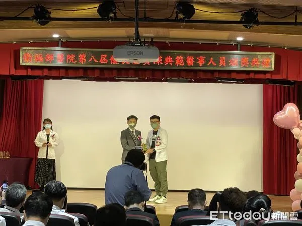 ▲拿到醫事人員優良獎項讓黃建豪開心，但他更希望自己像顆種籽，在偏鄉發芽成長。（圖／記者楊漢聲翻攝）