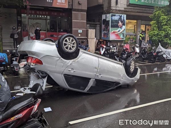 ▲▼ 汐止開車門釀車禍    。（圖／記者黃宥寧翻攝）