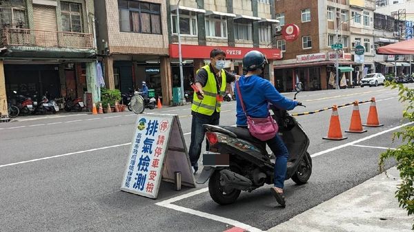 ▲▼高雄市環保局搶救空品，進廠稽查工廠防制設備效率、執行機車路邊欄檢作業，並於港區宣導柴油車定檢、石化廠設備元件VOC檢測，同時要求營建業者加強灑水抑制揚塵。（圖／高雄市環保局提供）