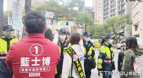 ▲民進黨市議員候選人魏筠、黃瓊慧、王珮毓與台灣基進黨藍士博等4人今天上午到張善政北區競總抗議，卻意外與新黨市議員候選人游智彬互嗆。（圖／記者沈繼昌翻攝）