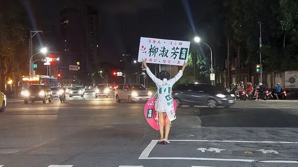 ▲▼候選人站「待轉區」拜票...路人全看傻！一查竟是高雄傳奇柳淑芳。（圖／讀者提供）