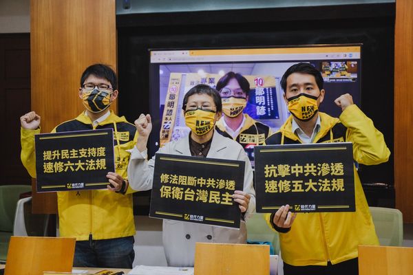 ▲▼時代力量簽署不投降承諾書。（圖／時代力量提供）