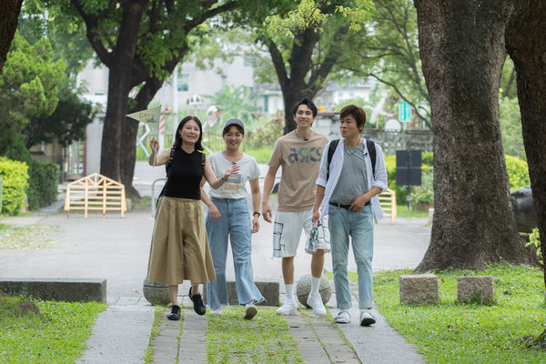 ▲▼《花甲少年趣旅行》苗可麗帶大家遊園區。（圖／東森綜合提供）