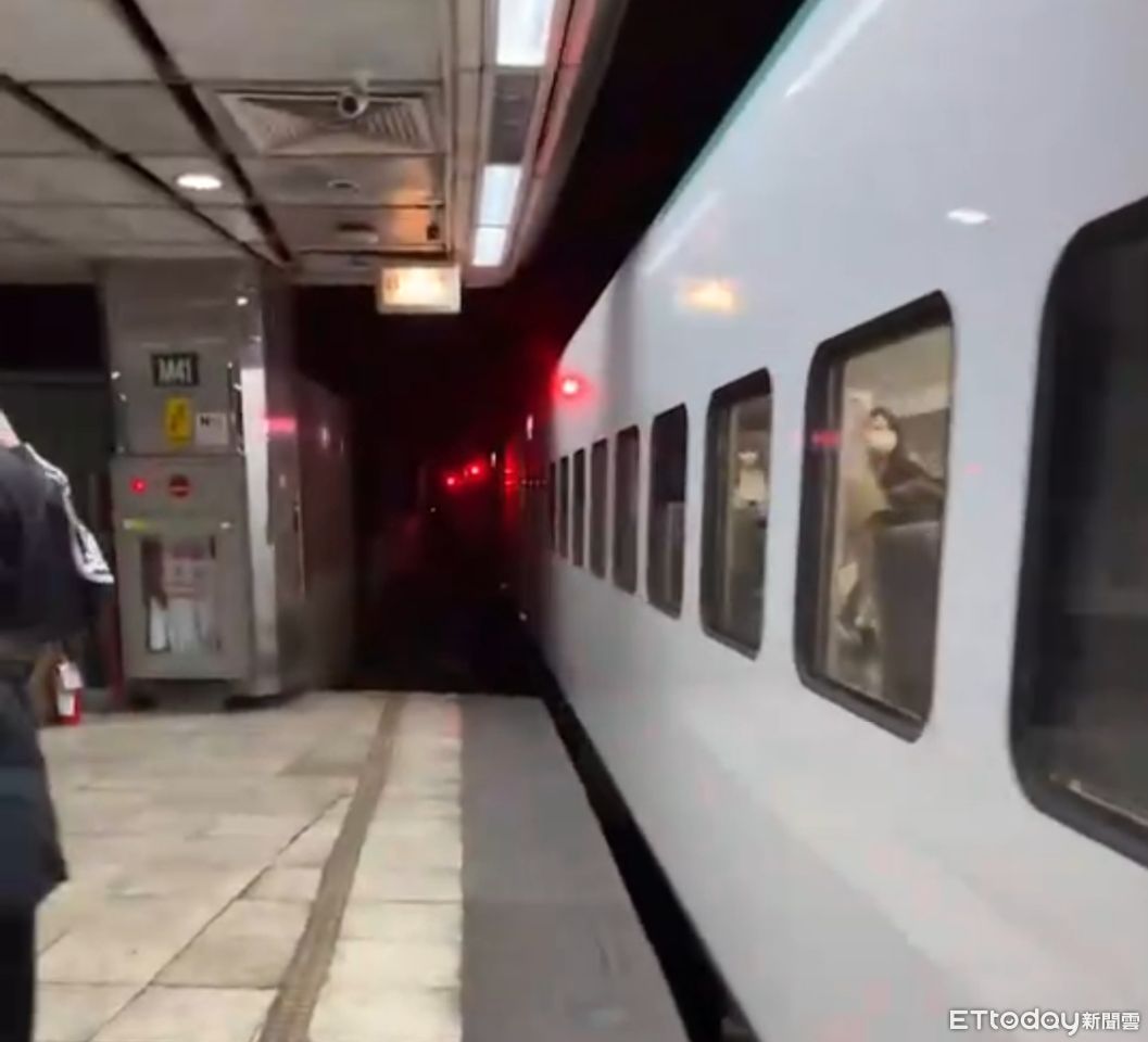 ▲▼台鐵新自強號停靠台北站傳出4節車輛未進入月台就開車門。（圖／記者李姿慧翻攝）