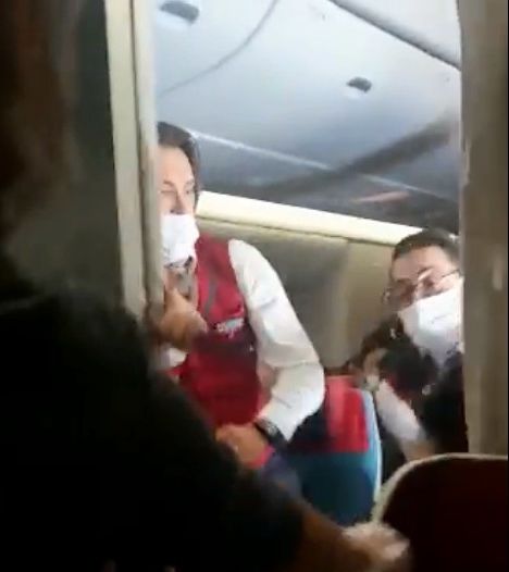 ▲▼乘客咬了空服員的手指，害得班機緊急迫降。（圖／翻攝自推特@kabarpenumpang）