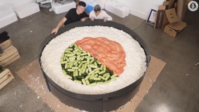 網紅廚師挑戰「超巨無霸壽司」　爆塞「白米鮭魚黃瓜」成世界紀錄