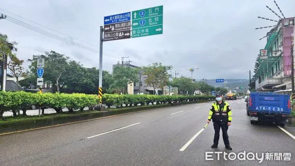 ▲國1汐止南下邊坡坍方搶修 金山警加強聯外替代道路疏導。（圖／記者郭世賢翻攝）