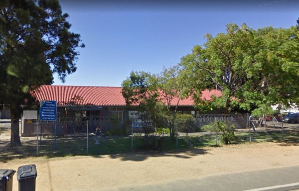 ▲▼南非「整間高中被偷光」變空地 教育局嘆：這是必然結局。（圖／翻攝自Google地圖）